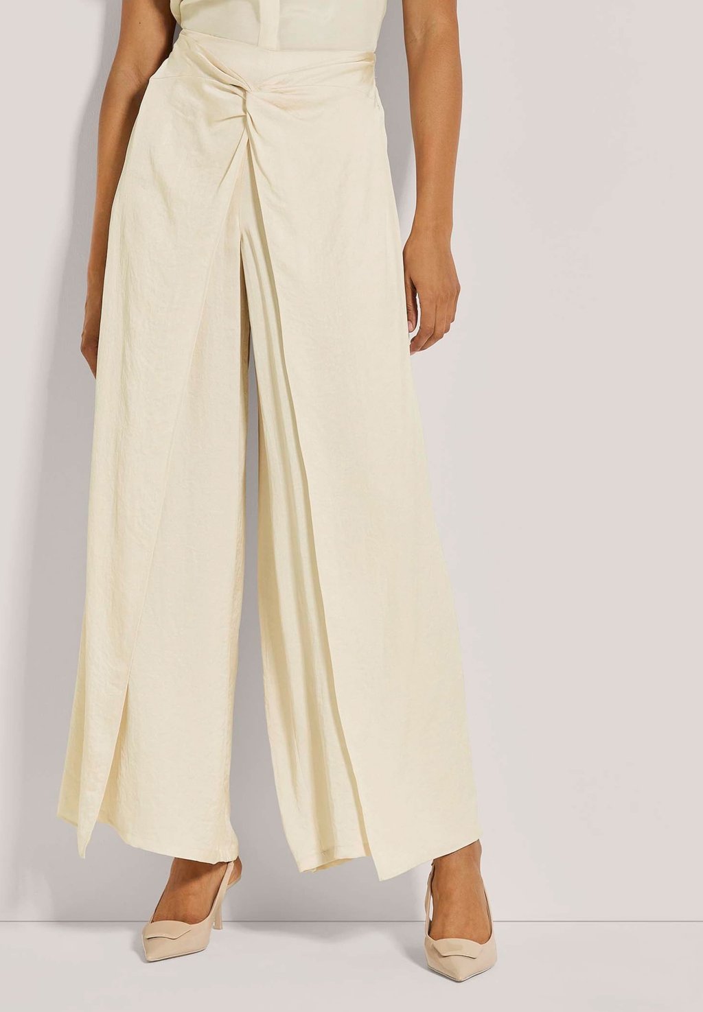 Брюки WEITE MIT ÜBERWURF MADELEINE, белый
Брюки WEITE MIT ÜBERWURF MADELEINE, белый