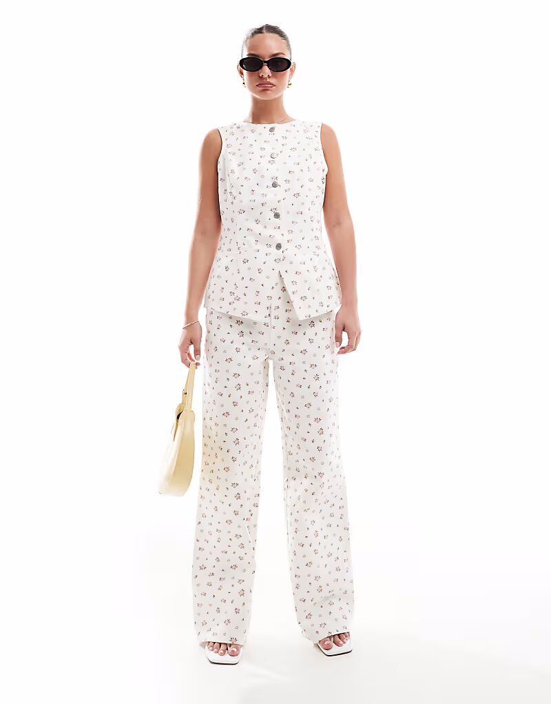 Джинсы-комоды с широкими штанинами, потертые, белые, с розовым принтом в мелкий цвет 
Джинсы-комоды с широкими штанинами, потертые, белые, с розовым принтом в мелкий цвет