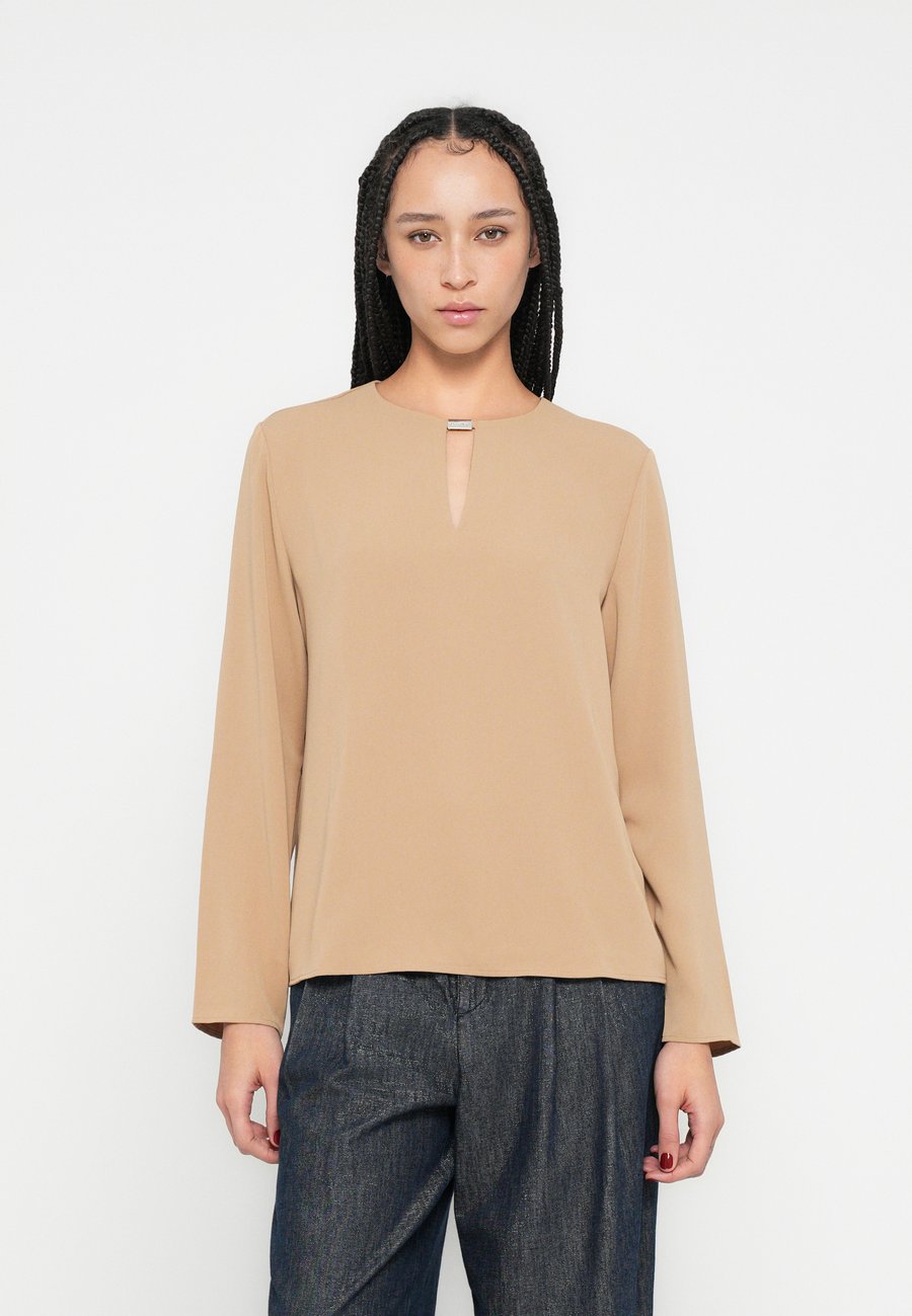 Блуза Calvin Klein HARDWARE, Camel
Блуза Calvin Klein HARDWARE, Camel