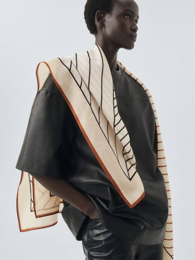 Геометрический шерстяной шарф в полоску Mango, Brown
Геометрический шерстяной шарф в полоску Mango, Brown