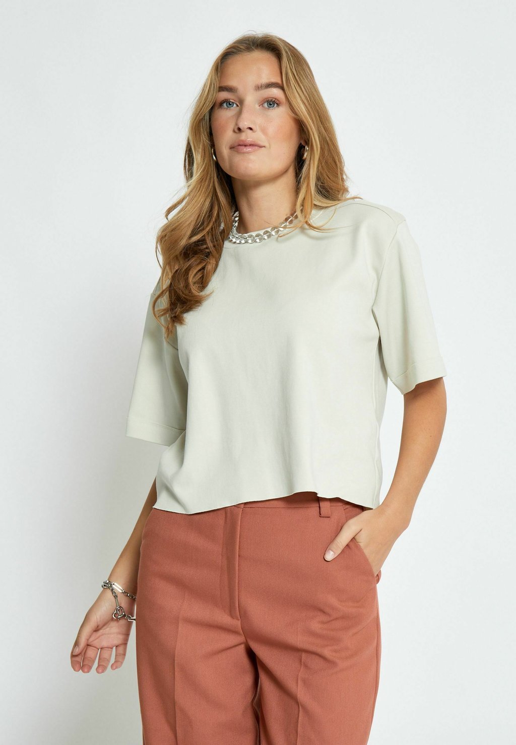 Базовая футболка FALLON Desires, серебряный
Базовая футболка FALLON Desires, серебряный