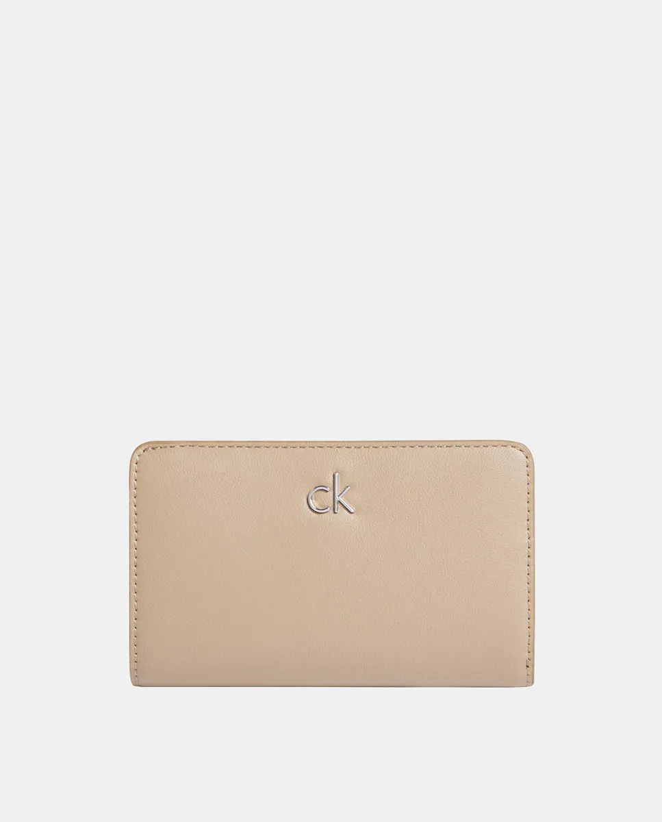 Кошелек на молнии с металлическим логотипом CK спереди Calvin Klein, бежевый
Кошелек на молнии с металлическим логотипом CK спереди Calvin Klein, бежевый