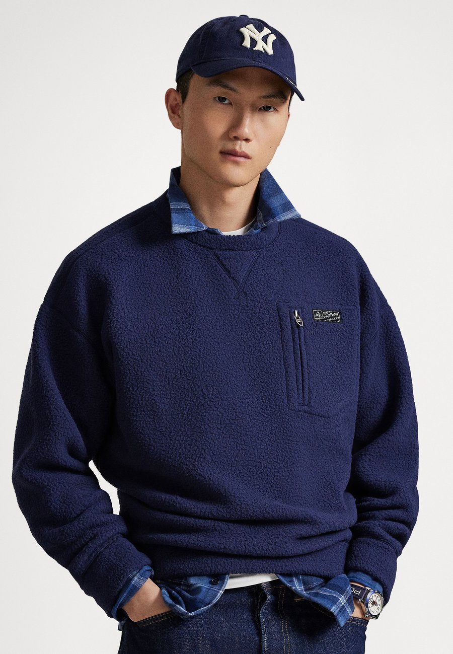 Джемпер Polo Ralph Lauren RELAXED FIT PILE FLEECE SWEATSHIRT, Cruise Navy/Black
Джемпер Polo Ralph Lauren RELAXED FIT PILE FLEECE SWEATSHIRT, Cruise Navy/Black