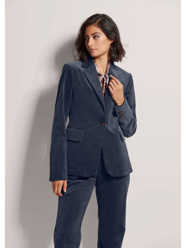 MADELEINE Классический вельветовый пиджак с отложным воротником темно-синего цвета
MADELEINE Классический вельветовый пиджак с отложным воротником темно-синего цвета