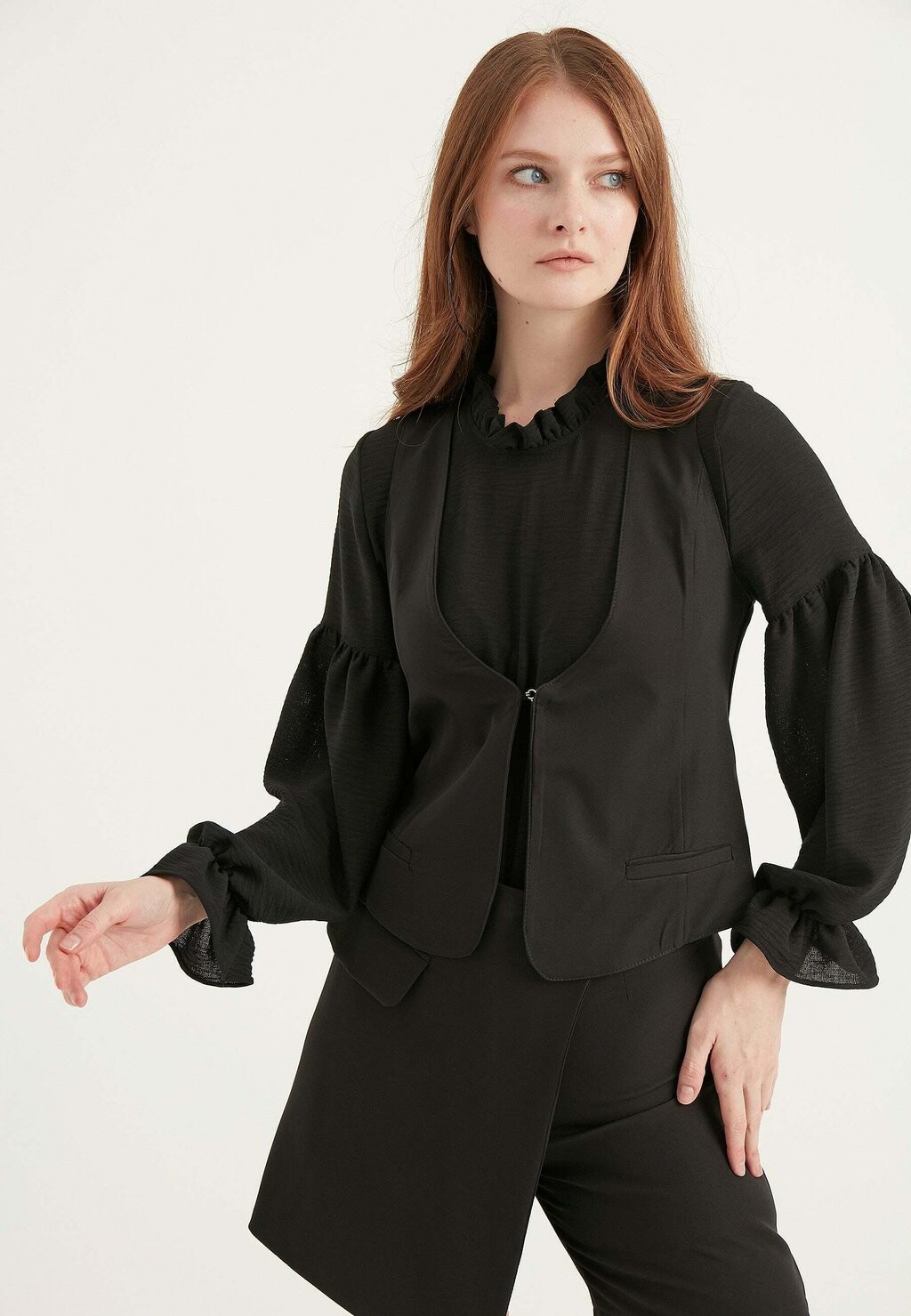 Жилет SLEEVELESS WITH POCKETS Herita, черный
Жилет SLEEVELESS WITH POCKETS Herita, черный