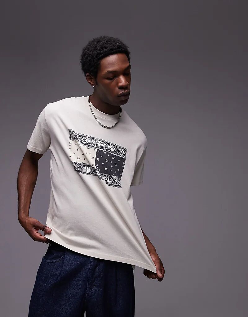 Футболка Tommy Jeans с большим пейсли-флажком в кремово-белом и черном цветах
Футболка Tommy Jeans с большим пейсли-флажком в кремово-белом и черном цветах