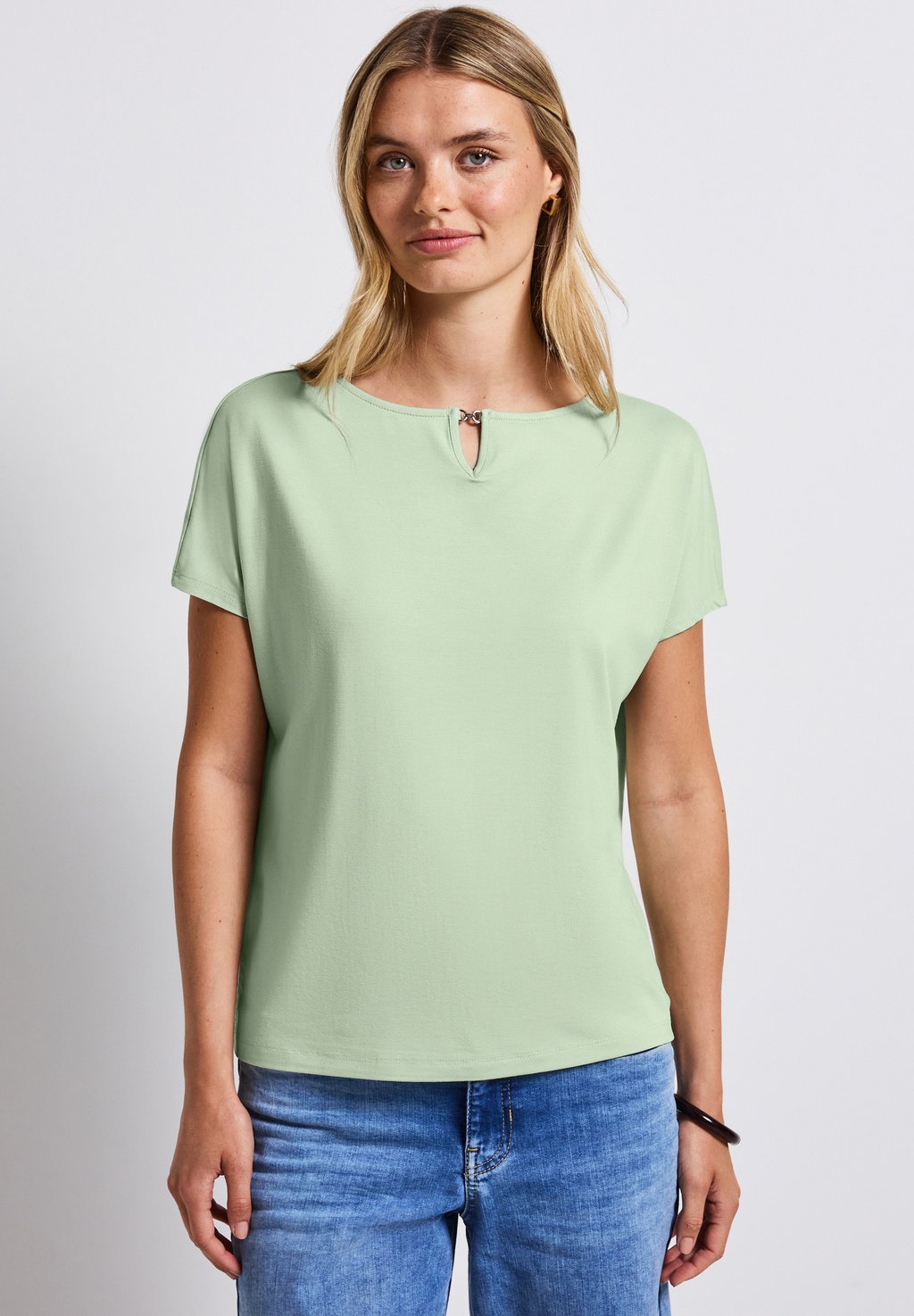 Базовая футболка MIT CUT-OUT Street One, цвет Grün
Базовая футболка MIT CUT-OUT Street One, цвет Grün