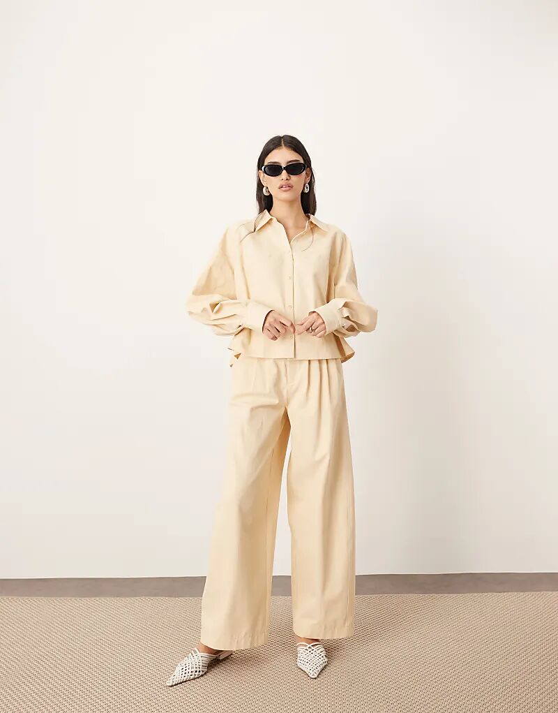 Широкие брюки-бочонки ARRANGE со структурированными складками в цвете пахты
Широкие брюки-бочонки ARRANGE со структурированными складками в цвете пахты