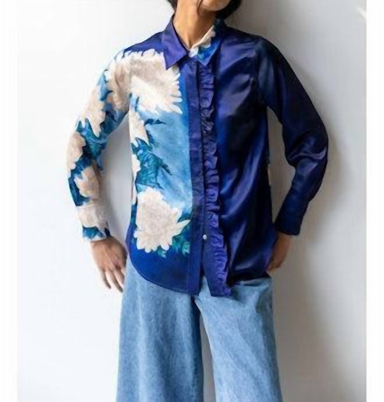 Женская блузка с воротником-жабо и пуговицами в кобальтовом цвете Hope for Flowers, Cobalt
Женская блузка с воротником-жабо и пуговицами в кобальтовом цвете Hope for Flowers, Cobalt