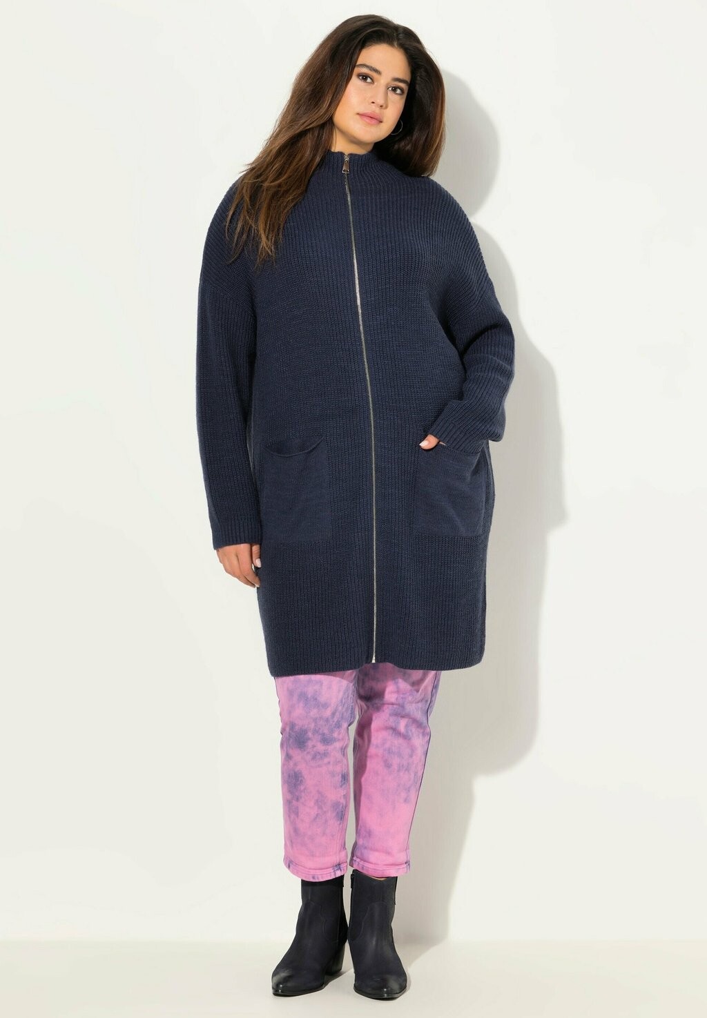 Кардиган LONG- STEHKRAGEN Ulla Popken, темно-синий
Кардиган LONG- STEHKRAGEN Ulla Popken, темно-синий