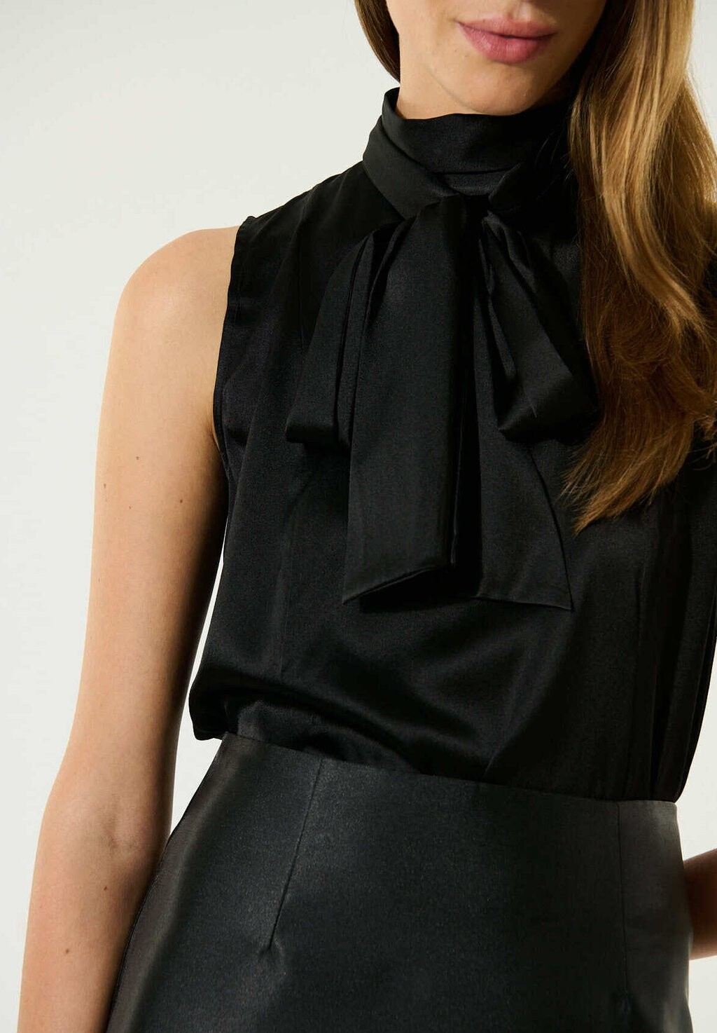 Блуза LUCIADEA Dea Kudibal, черный
Блуза LUCIADEA Dea Kudibal, черный