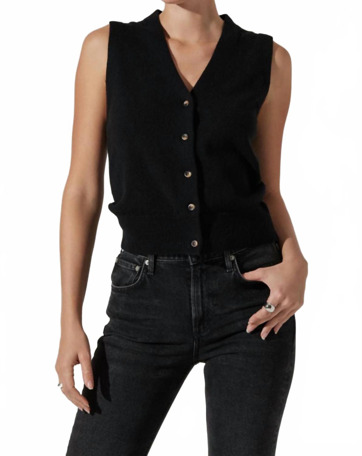 Свитер-жилет Eira в черном цвете ASTR
Свитер-жилет Eira в черном цвете ASTR