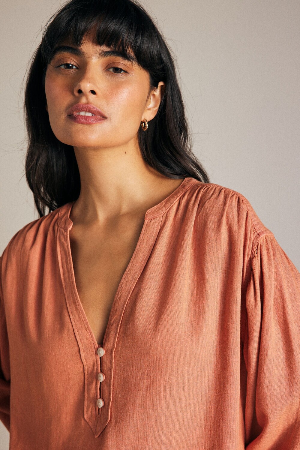 Блузка с длинным рукавом, V образным вырезом, застежкой на пуговицы спереди, с льном Next, оранжевый
Блузка с длинным рукавом, V образным вырезом, застежкой на пуговицы спереди, с льном Next, оранжевый