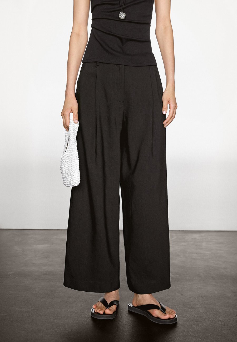 Брюки Massimo Dutti FLOWING MID-WAIST WITH DARTS, Black
Брюки Massimo Dutti FLOWING MID-WAIST WITH DARTS, Black