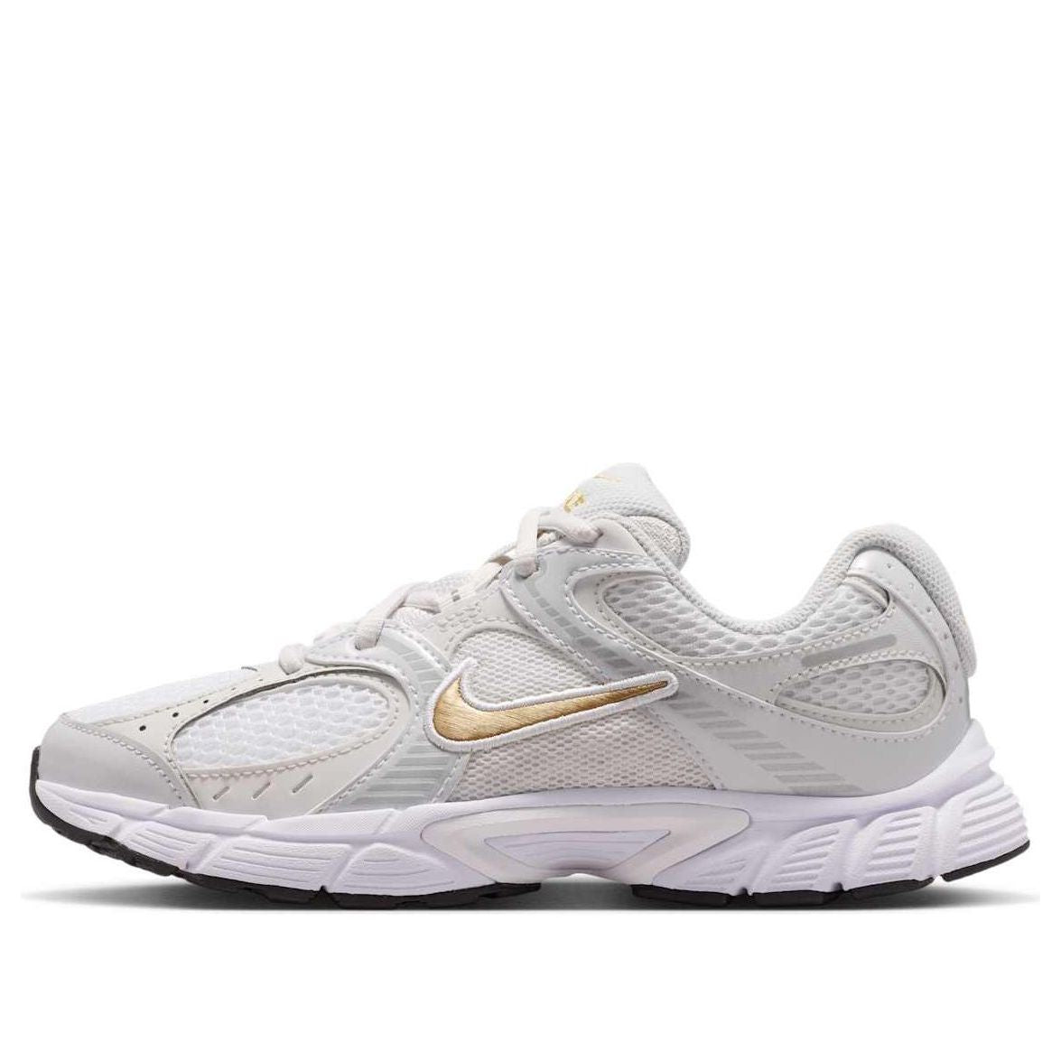 Кроссовки (GS) Nike V5 RNR 'White Photon Dust Gold'
Кроссовки (GS) Nike V5 RNR 'White Photon Dust Gold'