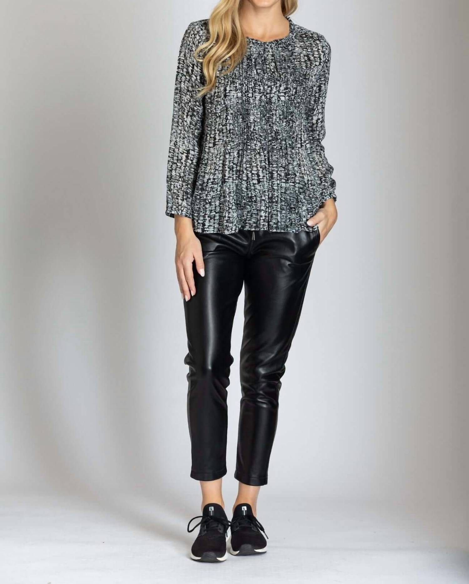 Брюки из кожзаменителя черного цвета APNY
Брюки из кожзаменителя черного цвета APNY