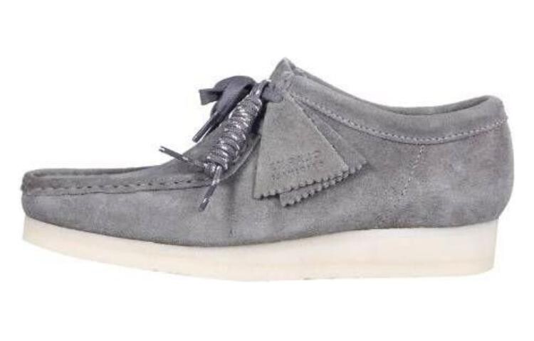 Оригинальные ботинки Wallabee из серой замши и крепа Clarks
Оригинальные ботинки Wallabee из серой замши и крепа Clarks