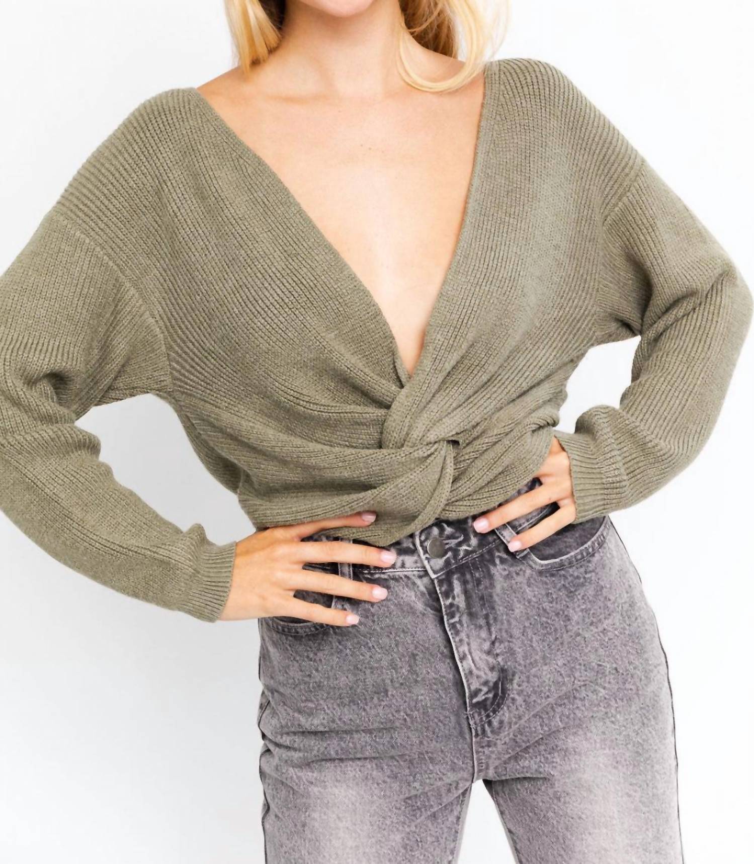 Приталенный свитер с ажурным узором в цвете шалфей LE LIS, Sage 
Приталенный свитер с ажурным узором в цвете шалфей LE LIS, Sage