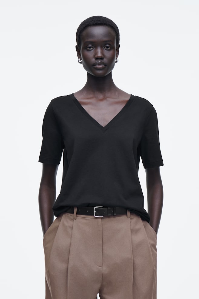 Повседневная футболка с v-образным вырезом Cos, черный
Повседневная футболка с v-образным вырезом Cos, черный