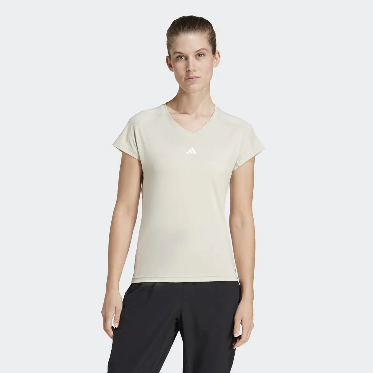 Женская футболка Adidas AEROREADY Train Essentials с минималистичным брендингом и V-образным вырезом, серый
Женская футболка Adidas AEROREADY Train Essentials с минималистичным брендингом и V-образным вырезом, серый