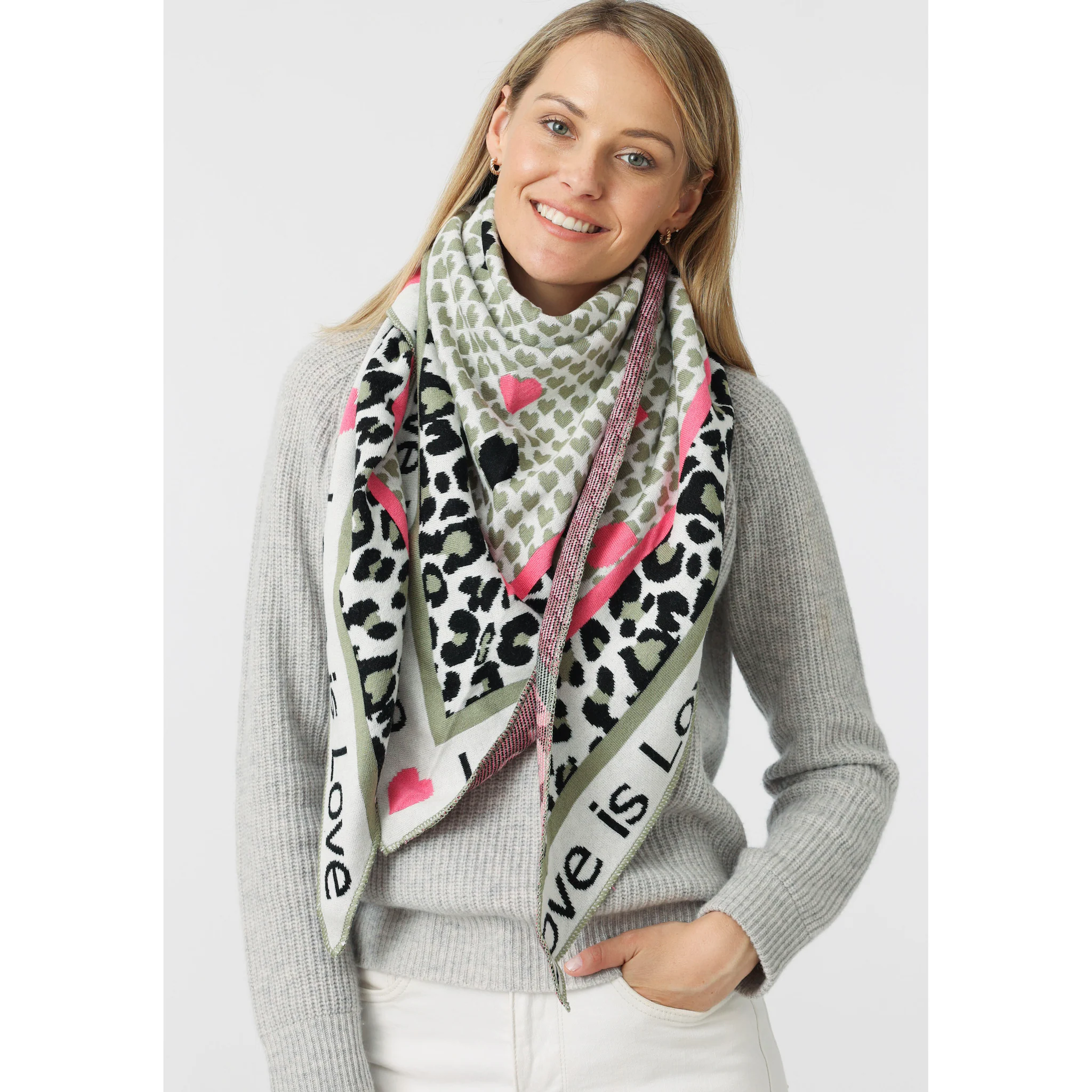 Треугольный шарф Zwillingsherz с надписью и леопардовым узором, хаки
Треугольный шарф Zwillingsherz с надписью и леопардовым узором, хаки