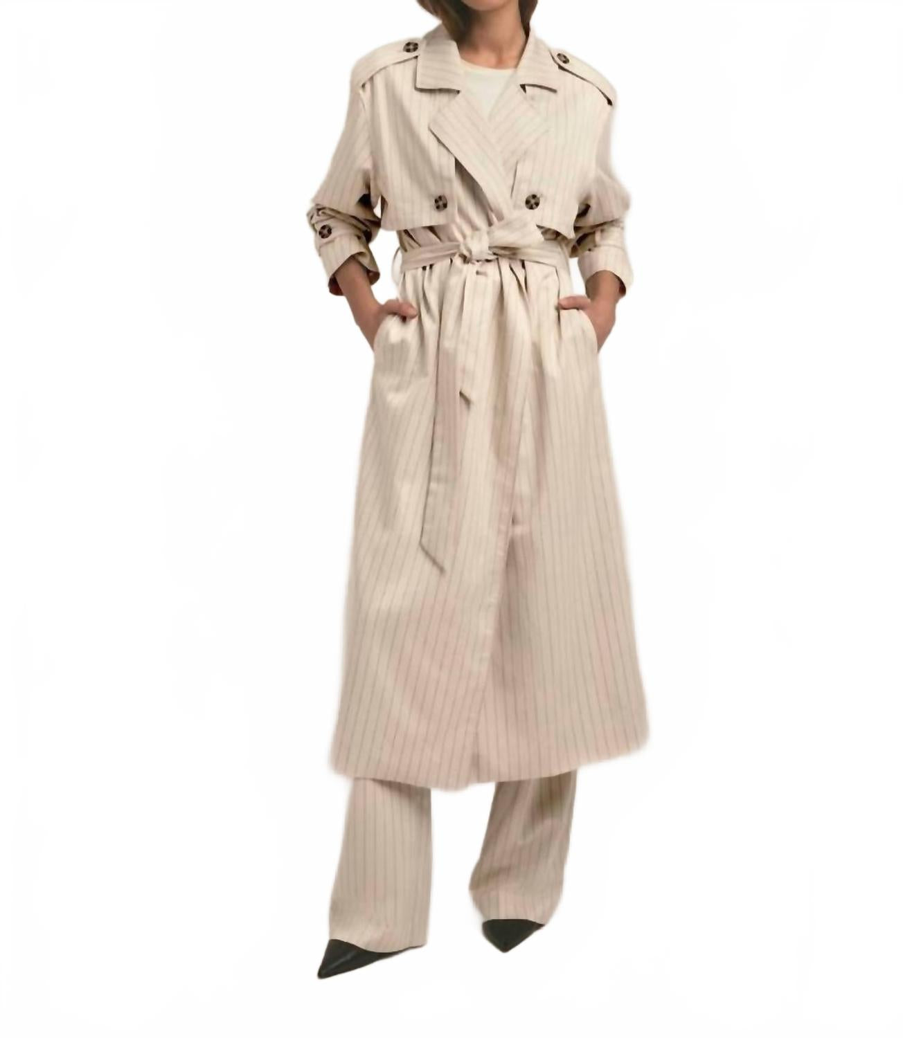 Чарльз Тренч в теплом песочном цвете с полосками Favorite Daughter, Warm Sand Pinstripe
Чарльз Тренч в теплом песочном цвете с полосками Favorite Daughter, Warm Sand Pinstripe