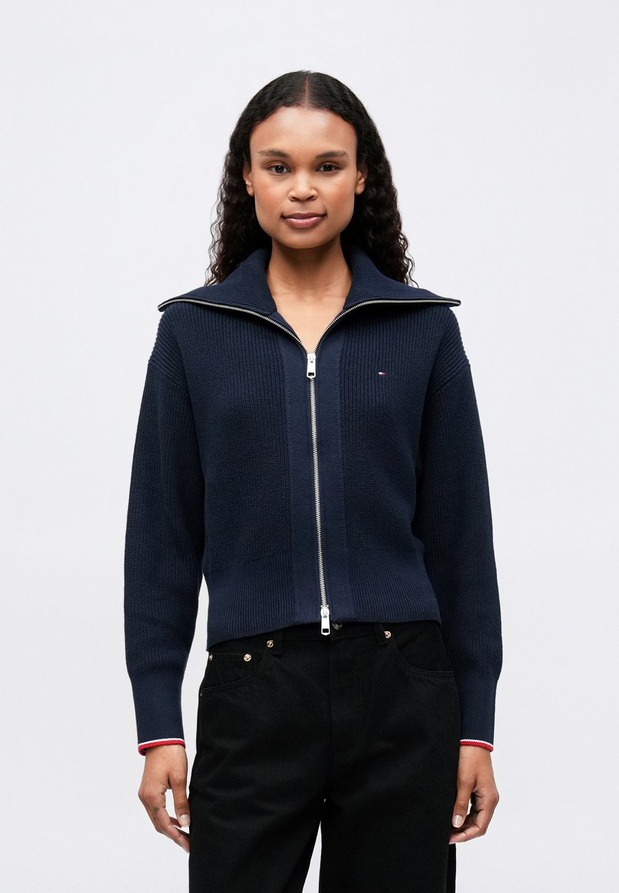 Кардиган Tommy Hilfiger FULL ZIP CARDIGAN, Dark Night Navy/Dark Blue
Кардиган Tommy Hilfiger FULL ZIP CARDIGAN, Dark Night Navy/Dark Blue
