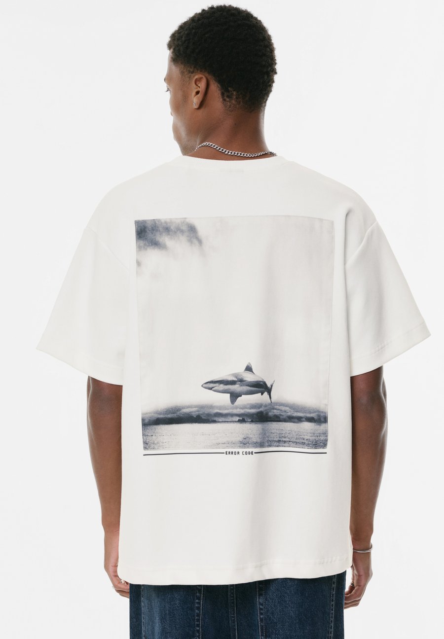 Футболка PULL&BEAR SHORT SLEEVE WITH SHARK GRAPHIC, White
Футболка PULL&BEAR SHORT SLEEVE WITH SHARK GRAPHIC, White