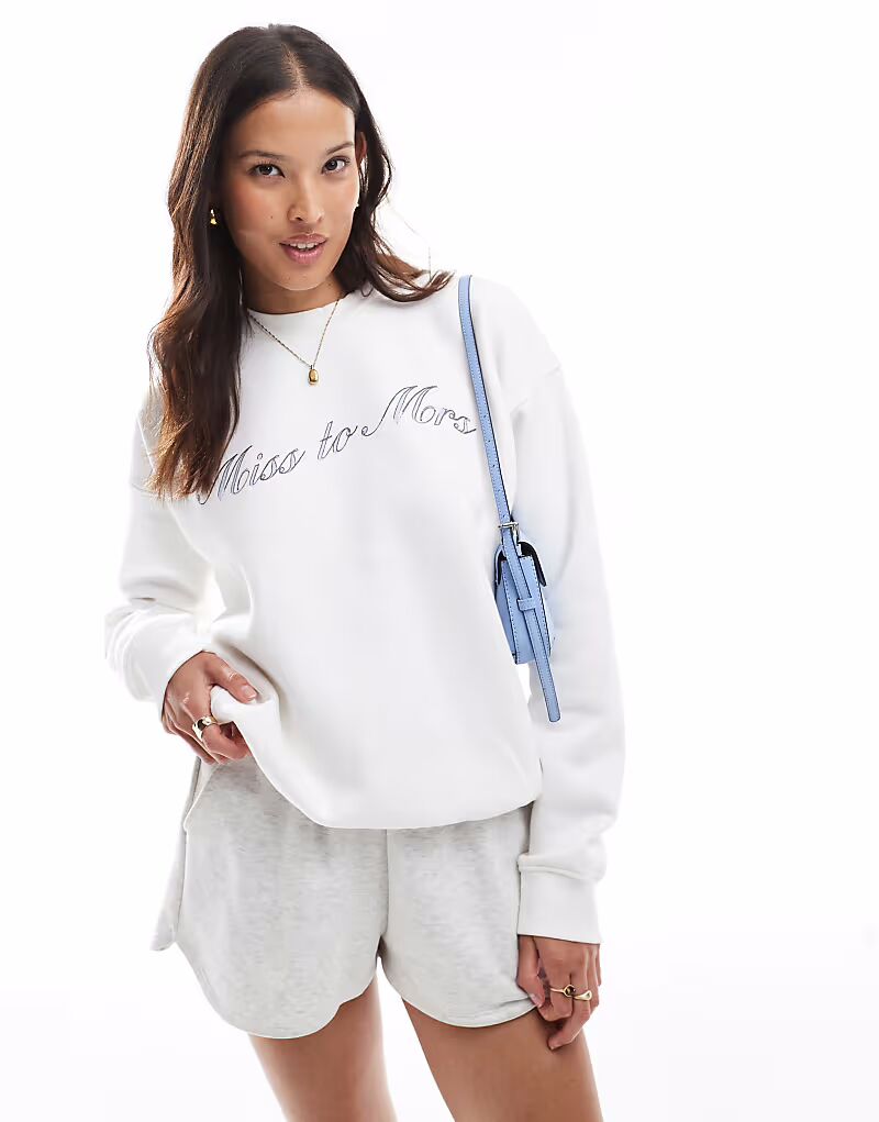 Толстовка Six Stories Miss to Mrs цвета слоновой кости 
Толстовка Six Stories Miss to Mrs цвета слоновой кости