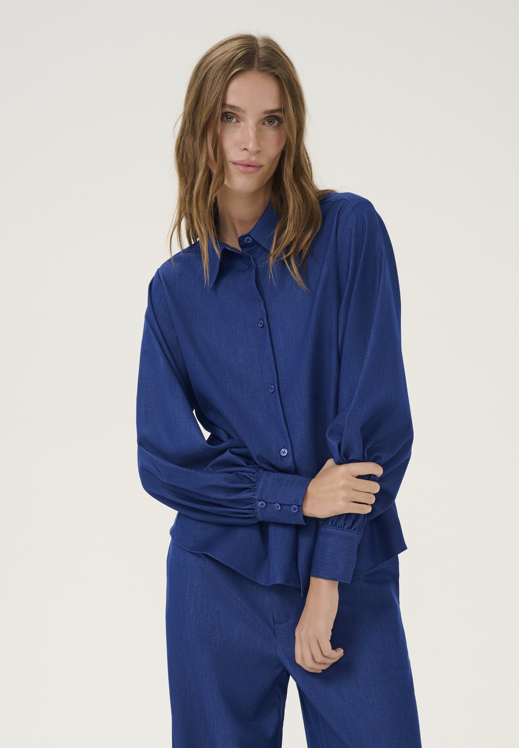 Блузка на пуговицах RAVI My Essential Wardrobe, деним
Блузка на пуговицах RAVI My Essential Wardrobe, деним