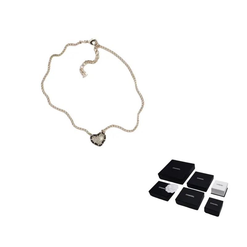 CHANEL Золотое металлическое колье Women's Gold
CHANEL Золотое металлическое колье Women's Gold