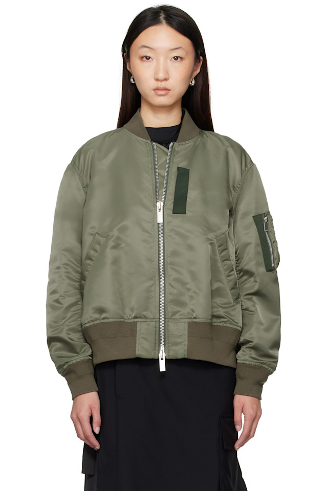 Нейлоновая бомбер куртка в рубчик Sacai, хаки
Нейлоновая бомбер куртка в рубчик Sacai, хаки