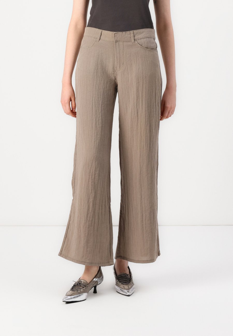 Брюки Weekday SANDER, Mole/Brown
Брюки Weekday SANDER, Mole/Brown