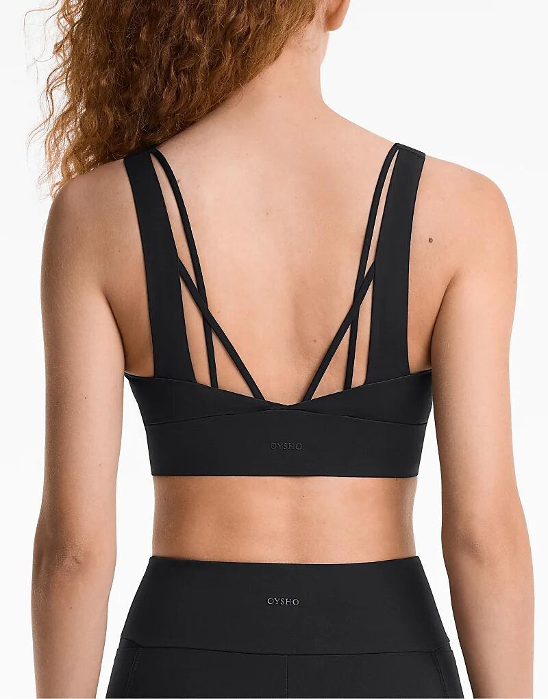 Спортивный бюстгальтер средней поддержки OYSHO Light touch черного цвета
Спортивный бюстгальтер средней поддержки OYSHO Light touch черного цвета