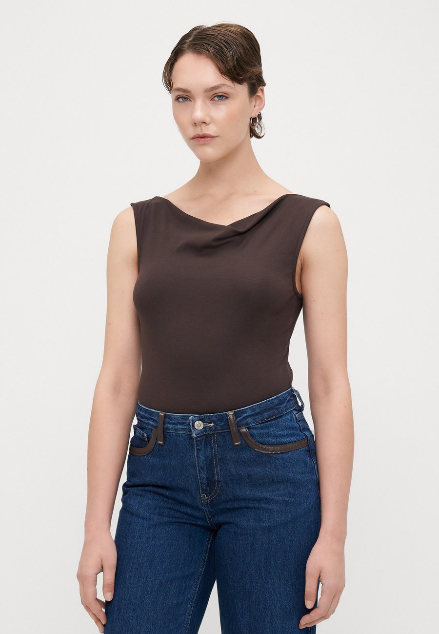 Топ Vero Moda Tall VMJOLENE WATERFALL, Chocolate Torte/Dark Brown
Топ Vero Moda Tall VMJOLENE WATERFALL, Chocolate Torte/Dark Brown