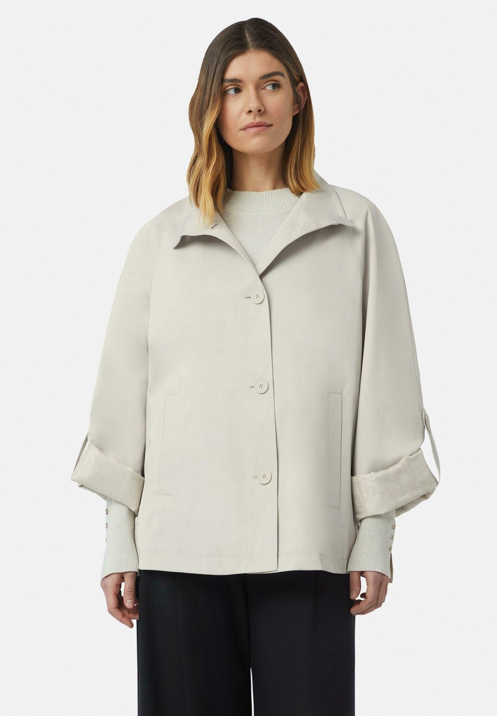 Короткое пальто MIT STEHKRAGEN UND SEITLICH GESCHLITZTEM SAUM comma, песочный
Короткое пальто MIT STEHKRAGEN UND SEITLICH GESCHLITZTEM SAUM comma, песочный