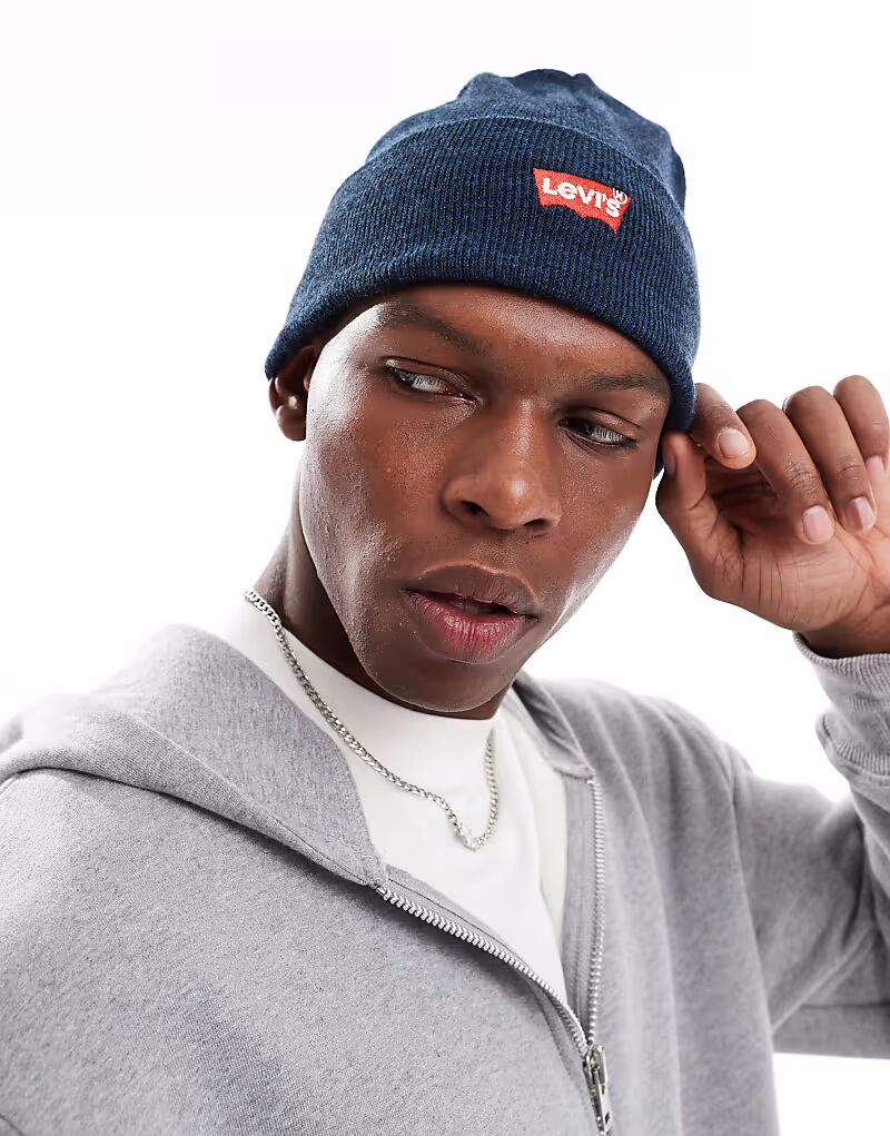 Красная шапка-бини Levi's с вышивкой в форме крыла летучей мыши темно-синего цвета
Красная шапка-бини Levi's с вышивкой в форме крыла летучей мыши темно-синего цвета