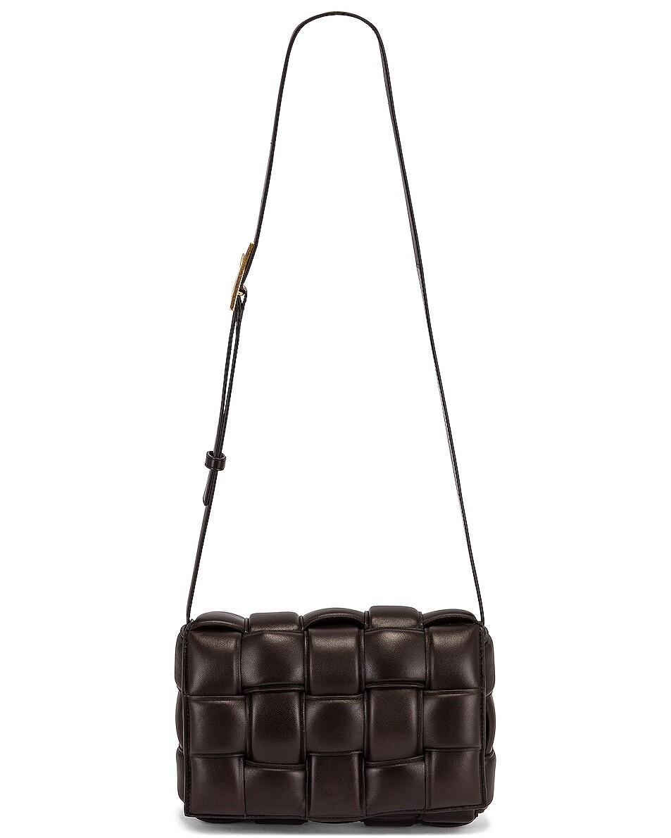 Сумка кросс-боди Bottega Veneta Padded Cassette, цвет Fondente & Gold
Сумка кросс-боди Bottega Veneta Padded Cassette, цвет Fondente & Gold
