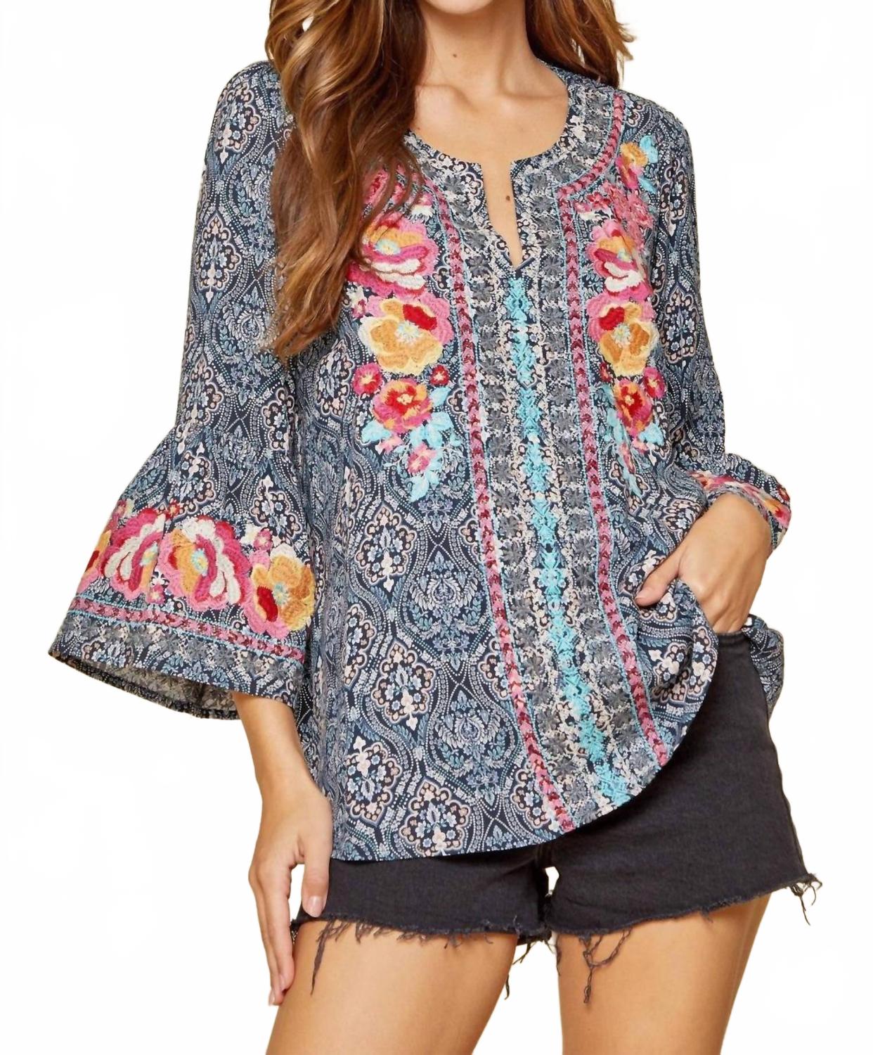 ANDREE BY UNIT Вышитая блузка South Beach темно-синего цвета
ANDREE BY UNIT Вышитая блузка South Beach темно-синего цвета