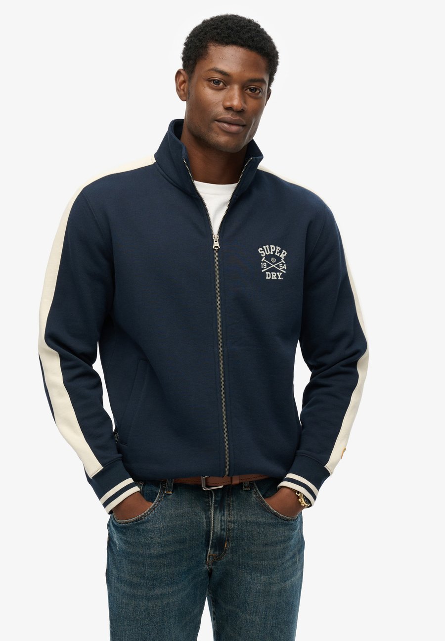 Толстовка Superdry & Co ATHLETIC CLUB , Nautical Navy/Dark Blue
Толстовка Superdry & Co ATHLETIC CLUB , Nautical Navy/Dark Blue