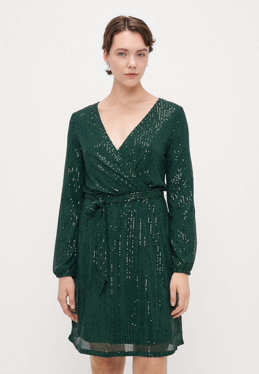 Платье ONLY Tall ONLANNI SEQUINS WRAP DRESS , Pineneedle/Dark Green
Платье ONLY Tall ONLANNI SEQUINS WRAP DRESS , Pineneedle/Dark Green