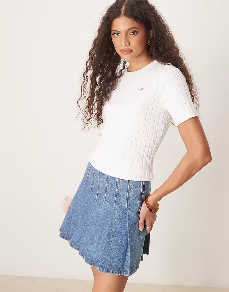 Джемпер GANT из хлопковой пряжи с короткими рукавами и логотипом белого цвета
Джемпер GANT из хлопковой пряжи с короткими рукавами и логотипом белого цвета