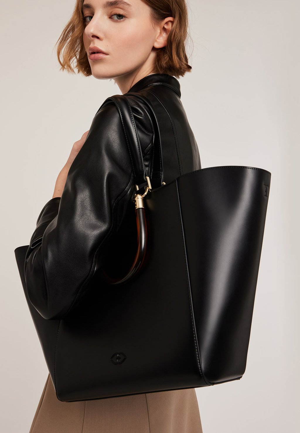 Сумка SHOPPING CON DOPPI MANICI Motivi, черный
Сумка SHOPPING CON DOPPI MANICI Motivi, черный