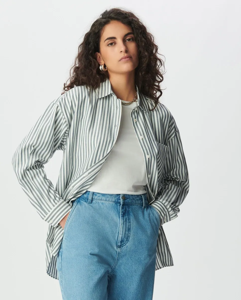 Женская рубашка в полоску с расклешенным низом IKKS, серебристо-голубой
Женская рубашка в полоску с расклешенным низом IKKS, серебристо-голубой