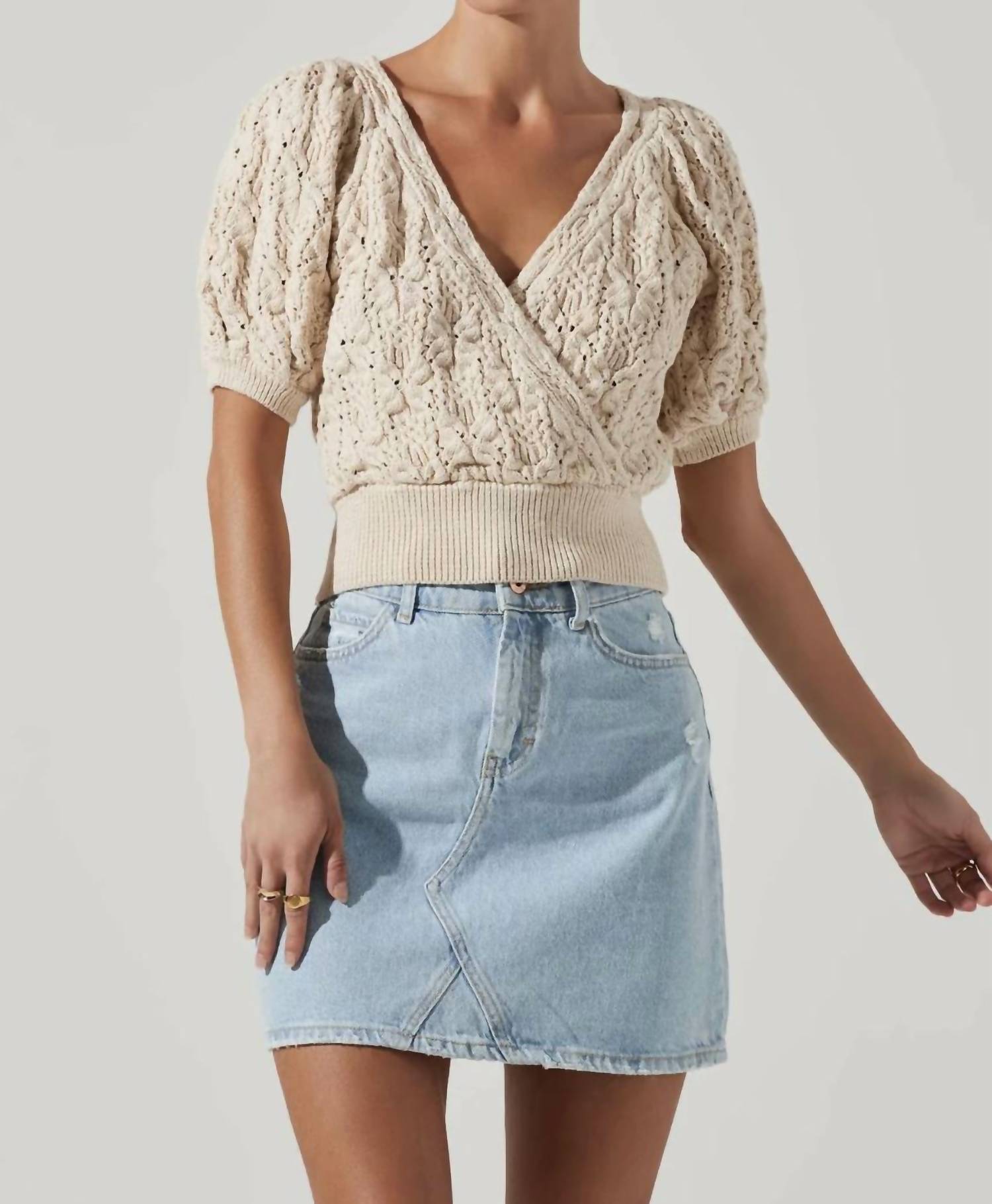 Свитер Elowen кремового цвета ASTR
Свитер Elowen кремового цвета ASTR