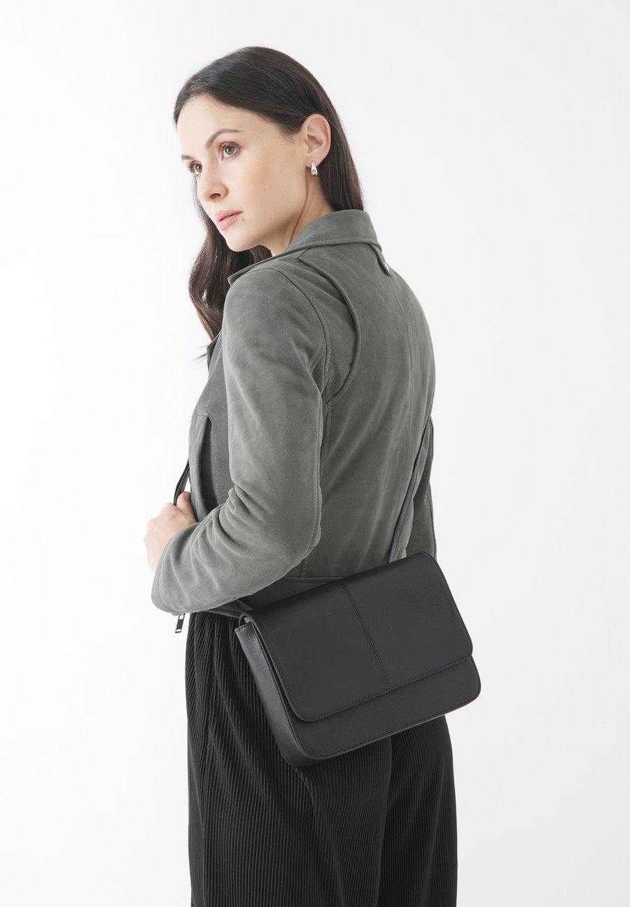 Сумка кросс-боди Bolongaro Trevor CAROLINE, Schwarz/Black
Сумка кросс-боди Bolongaro Trevor CAROLINE, Schwarz/Black