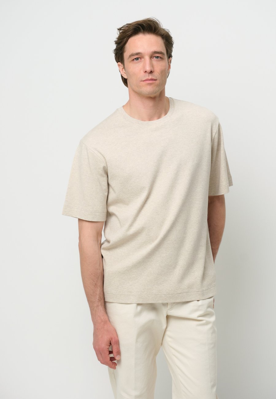 Футболка PROFUOMO SHORT SLEEVE, Sand, Бежевый, Футболка PROFUOMO SHORT SLEEVE, Sand
Футболка PROFUOMO SHORT SLEEVE, Sand, Бежевый, Футболка PROFUOMO SHORT SLEEVE, Sand