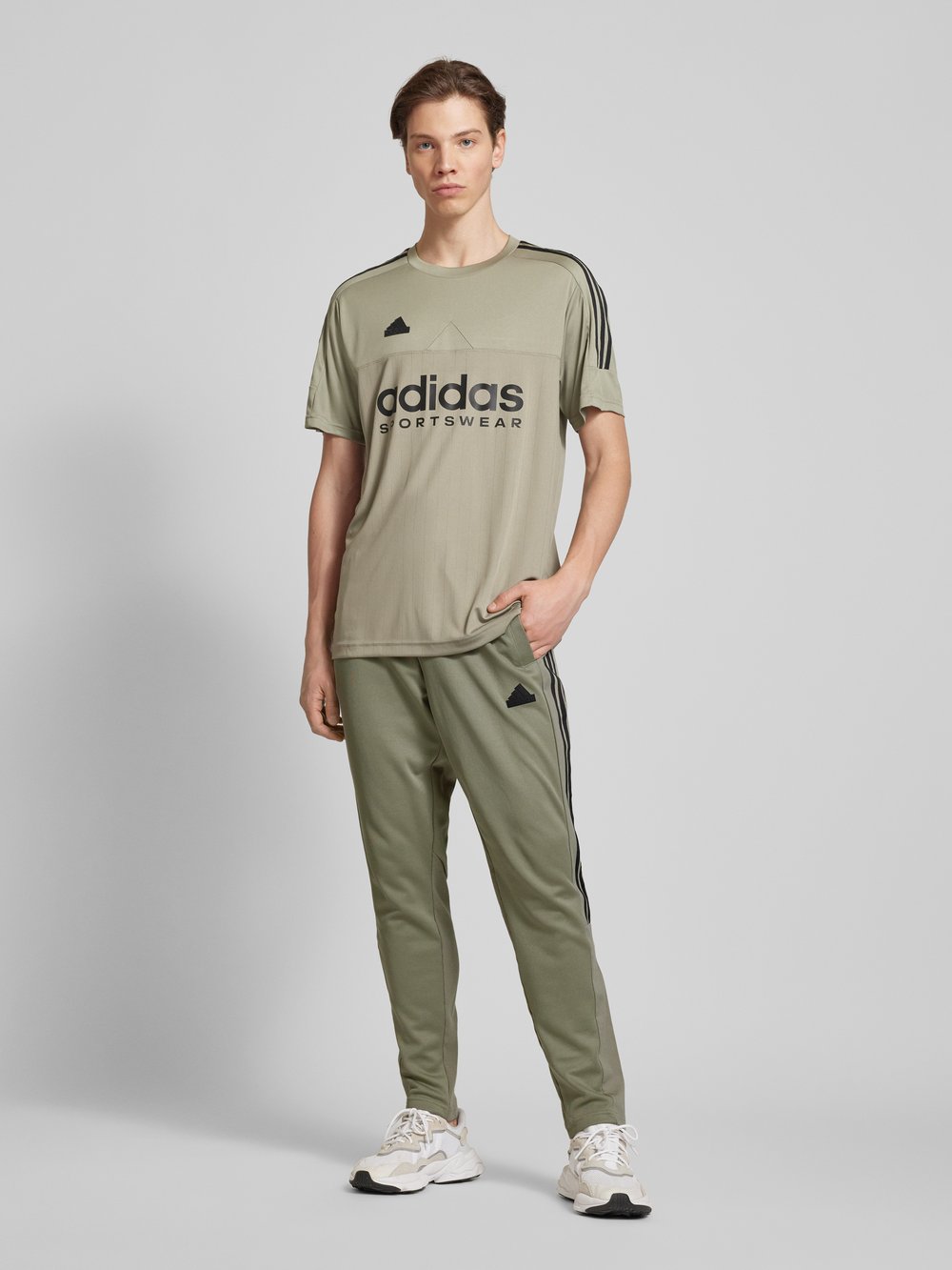 Спортивные брюки прямого кроя с карманами на кнопках, модель «TIRO» ADIDAS SPORTSWEAR, серо-коричневый
Спортивные брюки прямого кроя с карманами на кнопках, модель «TIRO» ADIDAS SPORTSWEAR, серо-коричневый