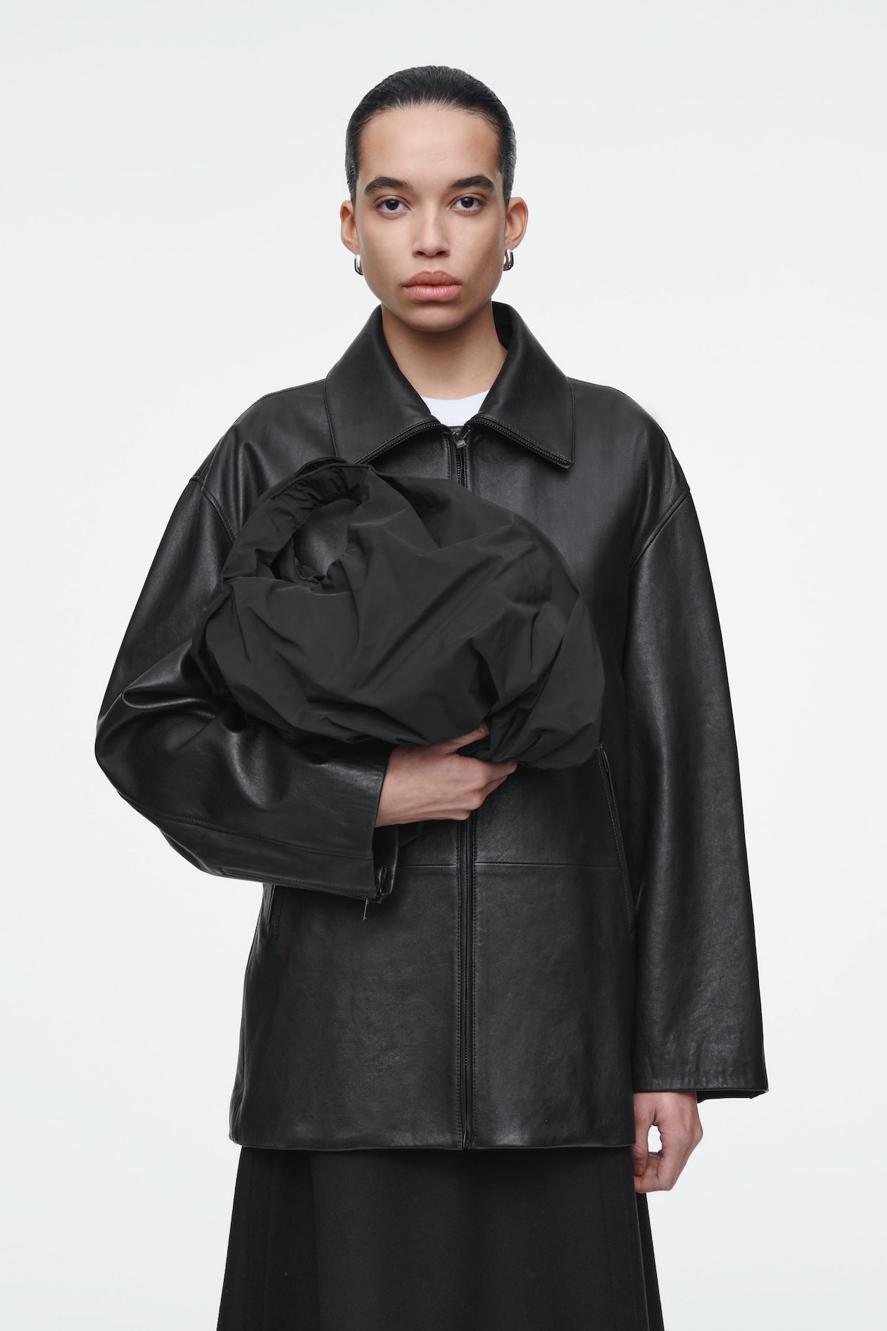 Маленькая сумка-тоут "облако" COS, черный 
Маленькая сумка-тоут "облако" COS, черный