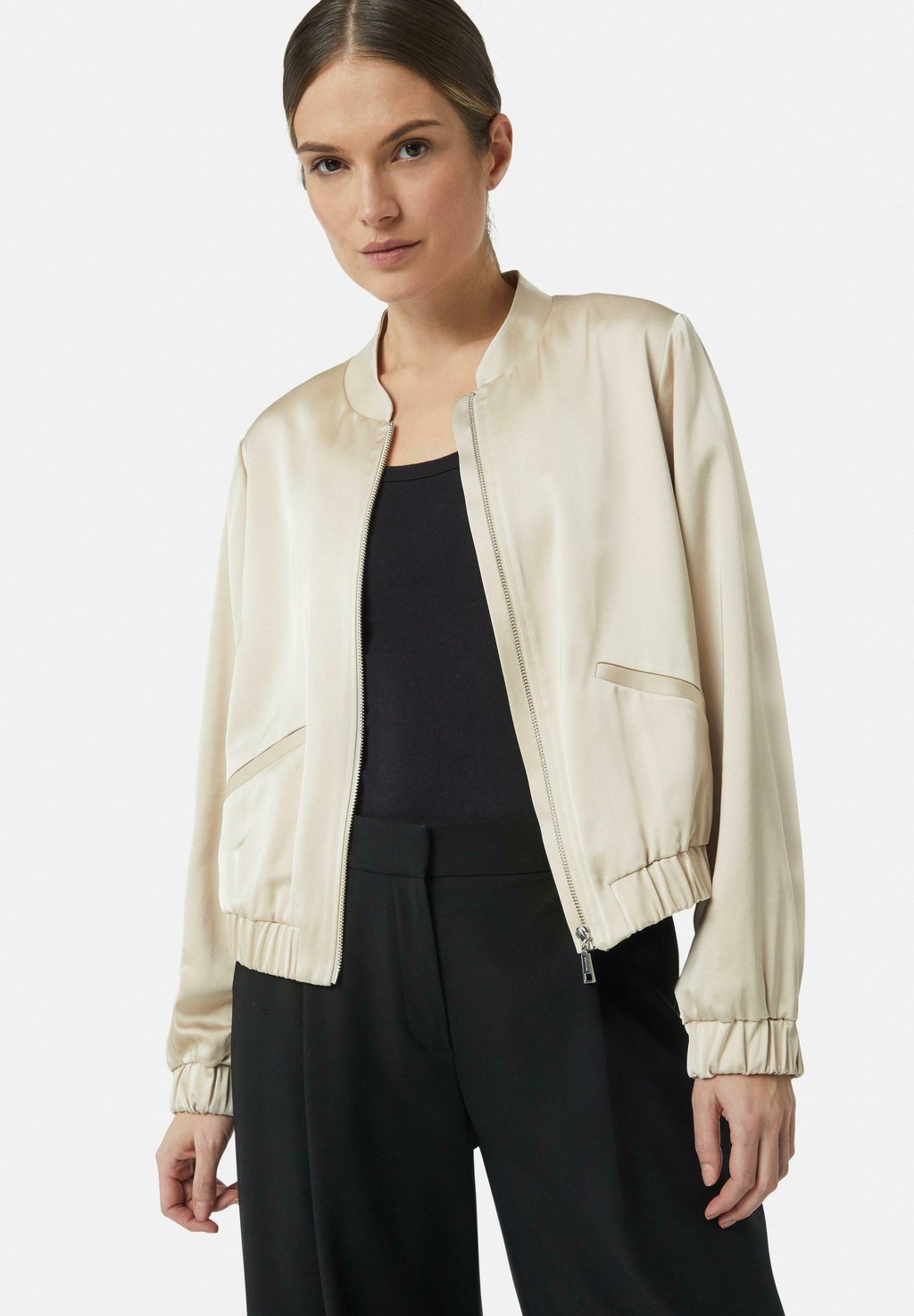 Куртка-бомбер LEICHT GEFÜTTERTES MIT STEHKRAGEN UND ELASTISCHEM SAUM comma, бежевый
Куртка-бомбер LEICHT GEFÜTTERTES MIT STEHKRAGEN UND ELASTISCHEM SAUM comma, бежевый